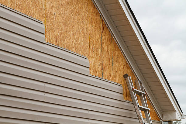 Professional Siding Repair technician working in Stanfield, OR